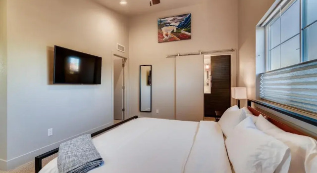 Fancy Townhome near Old Town, Breweries and River!, Забронировать Дом для отпуска Отели Форт-Коллинс с парковкой, рядом с Global Village Museum of Arts and Cultures, Парковка