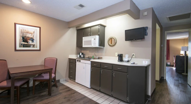 Четырёхместный люкс с 2 комнатами Guest Inn & Suites - Midtown Medical Center