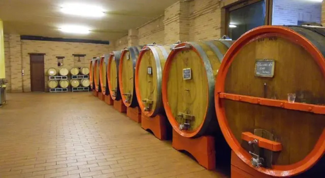 Cantina Monpissan, Book Hotel Hoteller i Canale med parkering, Parkering