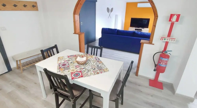 Апартаменты Modern 2BR Ground-floor Flat BBQ Patio Parking