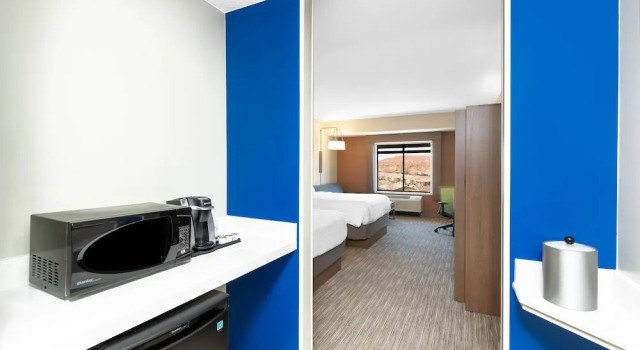 Четырёхместный номер Standard с видом на горы Holiday Inn Express & Suites St George North - Zion