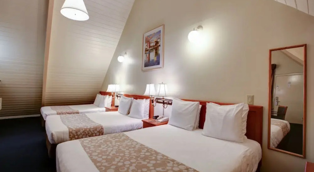 Четырёхместный семейный номер Standard Newport Channel Inn