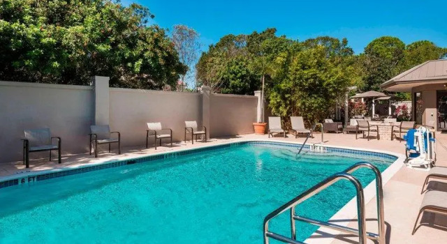 Кровать в общем номере Courtyard by Marriott Sarasota Bradenton Airport