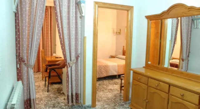 Четырёхместный номер Standard Hospedium Hotel Plaza Manjón