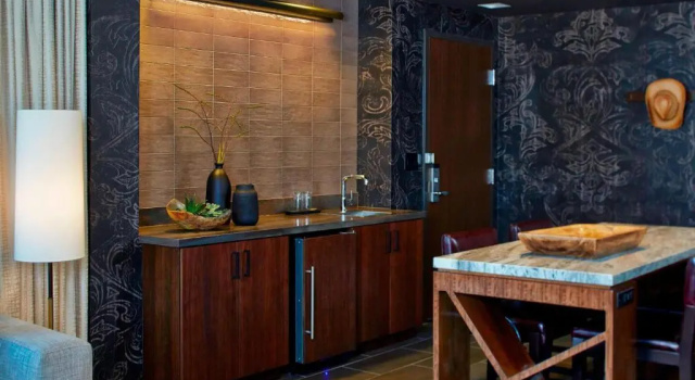 Люкс Executive Renaissance Dallas at Plano Legacy West Hotel