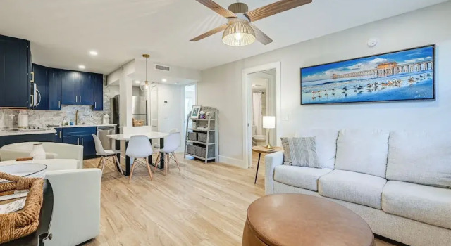 Sleek Coastal Abode: 1 Block to Naples Beach!, Забронировать Апартаменты/квартира Нейплс Southwest Florida, рядом с Palm Cottage