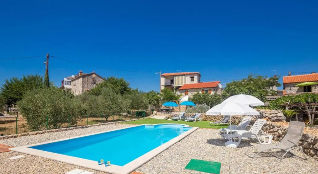 Holiday Home Lara, Varaa Hotelli Hotellit Kvarner Islands uima-altaalla, Uima-allas