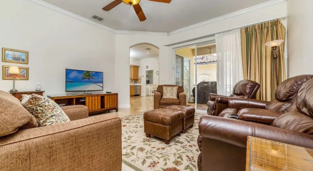 3 Bed Reunion Home w/ South Facing Pool by RedAwning