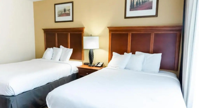 Четырёхместный номер Standard Country Inn & Suites by Radisson, Helen, GA