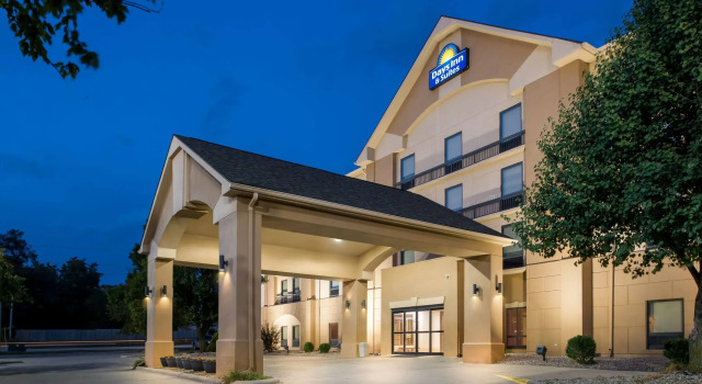 Days Inn and Suites Cedar Rapids, Varaa Hotelli Cedar Rapids Iowa