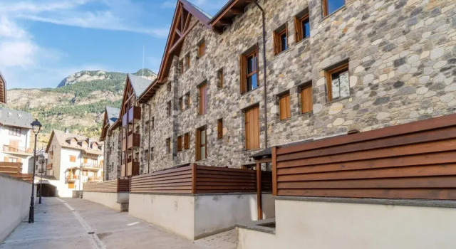 Stone Chalet Near Benasque and Scenic Lake