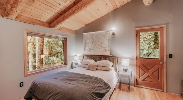 81SL - Hot Tub - WiFi - Pets Ok cabin, Buchen Sie Ferienhaus Hotels in Glacier mit Parkplatz, Parkplätze