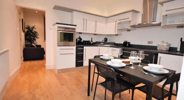 Коттедж Perfect for Uni and City Stays - Modern 2-Bed with Parking