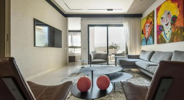 Modern and Vibrant 2BR apartment with Private Balcony, Забронировать Апартаменты/квартира Тель-Авив Тель-Авивский округ, рядом с Площадь Рабина