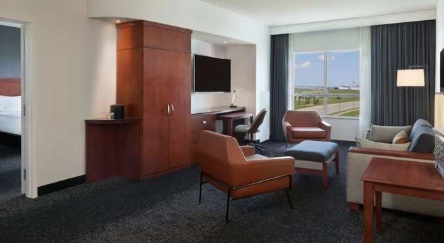 Люкс c 1 комнатой Courtyard by Marriott Calgary Airport