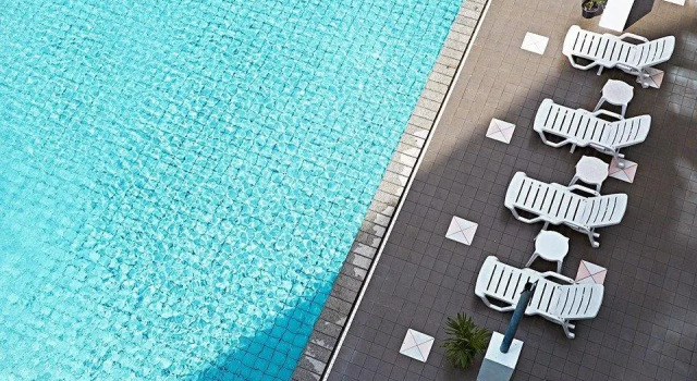 Кровать в общем номере Watana Hotel