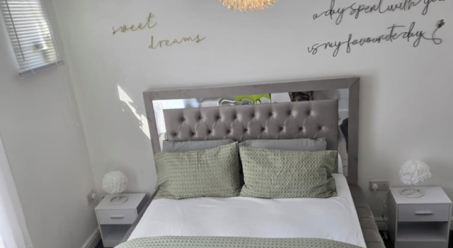 Апартаменты Luxury stylish Charming City Apartment with Private Entrance in Wolverhampton