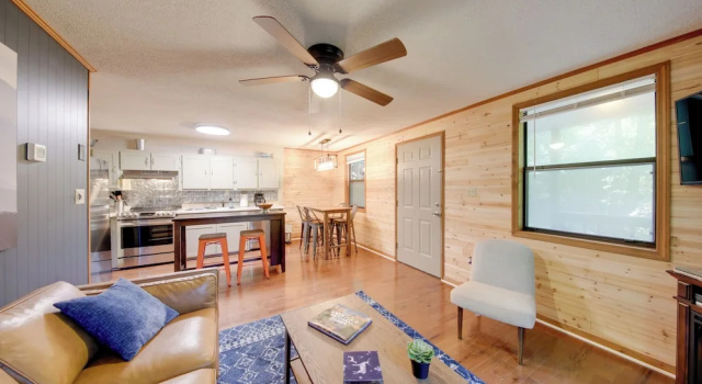 Коттедж с 3 комнатами с балконом Pet-friendly Ellijay Cabin in the Woods on 1 Acre!