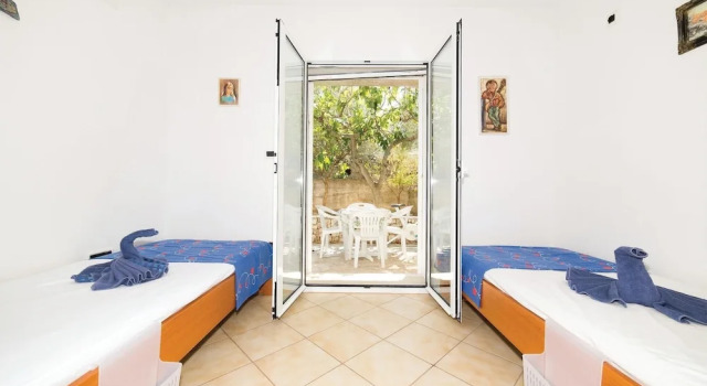 Awesome Home in Okrug Donji With Wifi and 6 Bedrooms