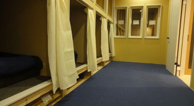 Кровать в общем номере Relak Guest House 登別 Station