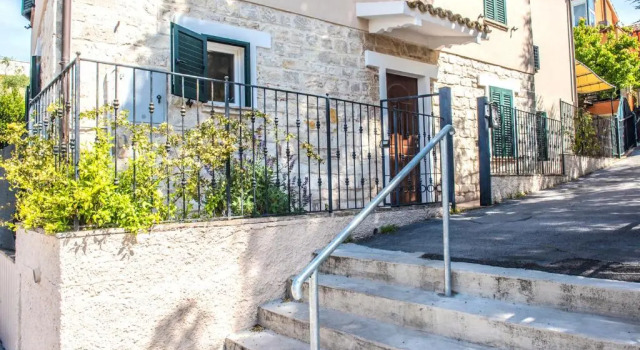 S145 - Sirolo, Nuovissimo Trilocale in Centro Con Giardino, Rezervovat Hotel Sirolo 