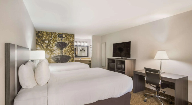 Четырёхместный номер Standard Clarion Pointe Forsyth I-75