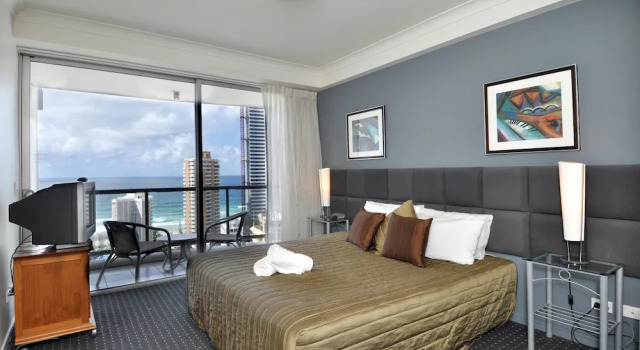 Семейные апартаменты с балконом и с видом на океан Chevron Renaissance - HR Surfers Paradise
