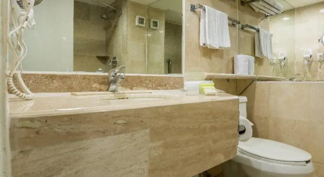Двухместный номер Standard с балконом и с видом на город Holiday Inn Guadalajara Expo Plaza del Sol by IHG