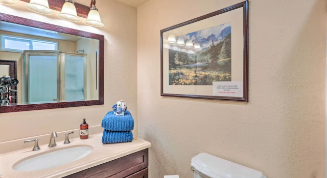 Коттедж с 4 комнатами Gorgeous Oakhurst Retreat w/ Swimming Hole!