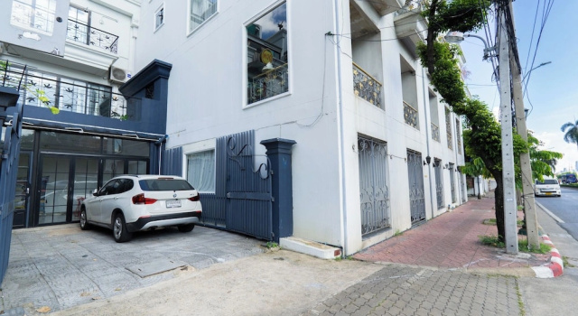 The Local Khaosan Bangkok Hotel, Забронировать Отель Отели Бангкока с парковкой, рядом с Храм Ват Ратчанатдарам Воравихан, Парковка