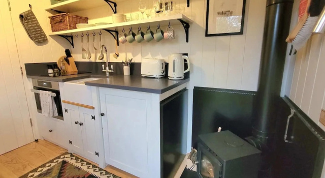 Коттедж Plank Bridge Shepherds Hut in Orchard - Peaceful Escape for Two