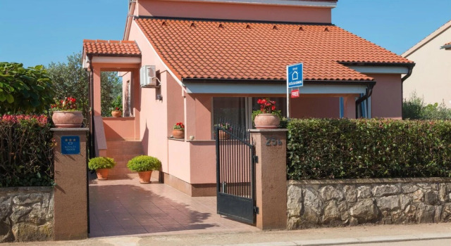 Pet Friendly Home In Peroj With Kitchen, Reserva ahora Hotel Hoteles en Peroj con aparcamiento, Aparcamiento