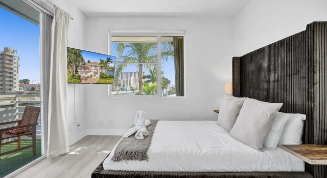 Коттедж Deluxe Intercostal beauty with heated pool + Spa!