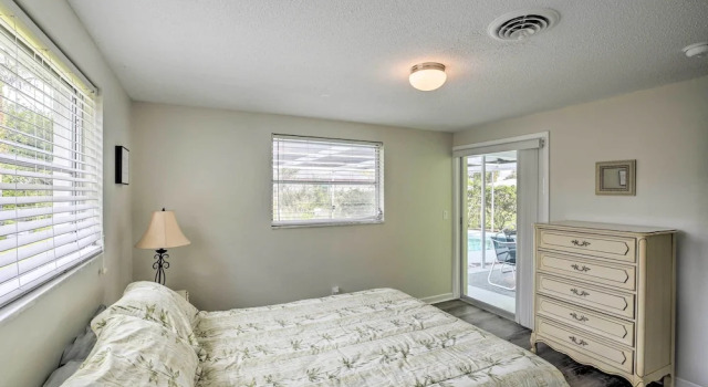 Quiet Venice Retreat With Private Lanai & Pool!, Забронировать Дом для отпуска Венис Sarasota Area, рядом с Пляж Касперсен