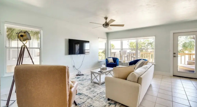 Апартаменты с 2 комнатами с балконом Cedar Key Condo w/ Balcony & Gulf Views!