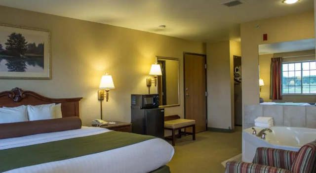 Полулюкс Deluxe Boarders Inn & Suites by Cobblestone Hotels - Shawano