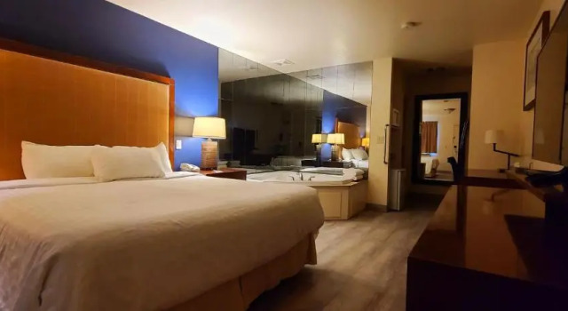 Семейный люкс Empire Inn & Suites