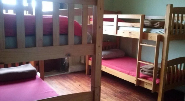 Roots&Boots Singular Hostel, Забронировать Хостел Хостелы Сантьяго-де-Компостелы, рядом с Площадь Пласа-де-Обрадойро, Хостел