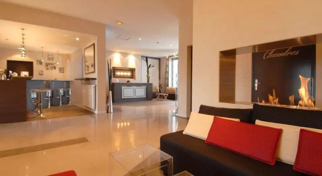 Кровать в общем номере Best Western Hotel De La Plage Saint Marc sur Mer