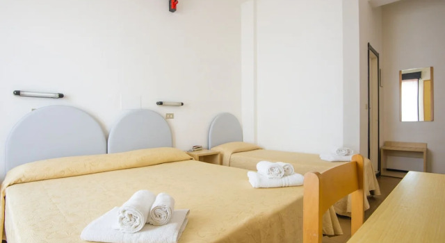 Четырёхместный номер Standard с балконом Florida Park Hotel