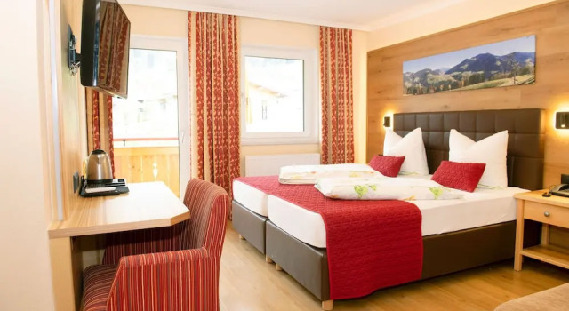 Четырёхместный номер Standard с балконом Hotel Schneeberger