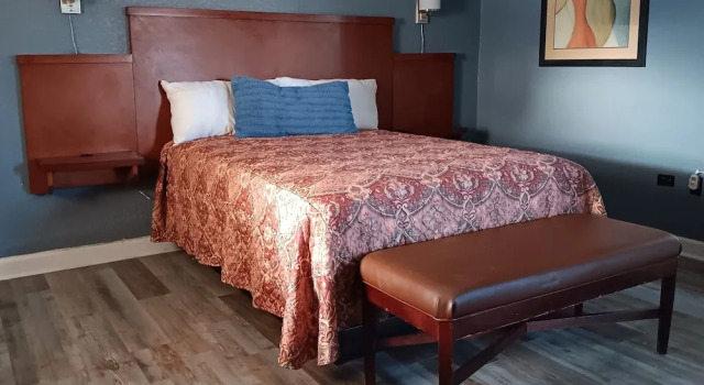Двухместный номер Standard с балконом Sheldons Motel by OYO Keysville Near Hwy 360