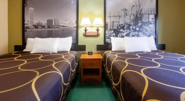 Четырёхместный номер Standard Super 8 by Wyndham Berlin WI