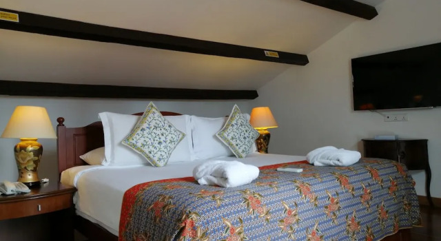 Номер Standard с балконом Heeren Straits Hotel