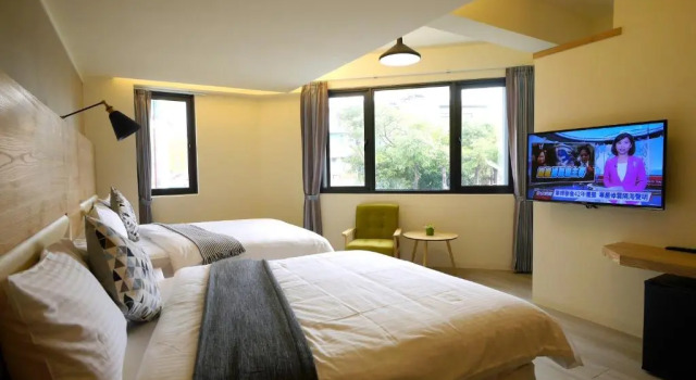 Четырёхместный номер Standard с видом на парк Flora Inn
