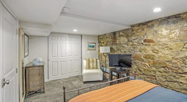 Garden Apartment in a Stately Capitol Hill Victorian House, Book Lejlighed Hoteller i Capitol Hill med parkering, Parkering