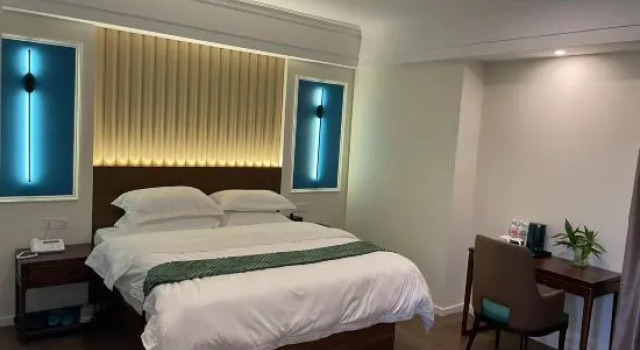 Люкс Deluxe Yunbai Yun Hotel (Shanghai Lushan Happy Valley Branch)