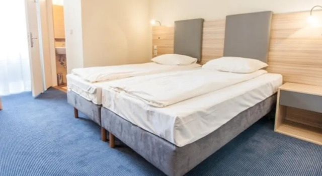 Кровать в общем номере Jordan Guest Rooms