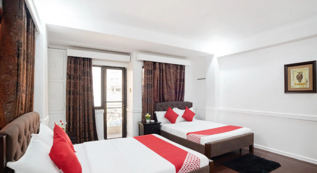Люкс OYO 138 White Palace Hotel