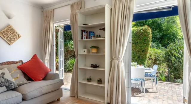 Beautiful 2 bed cottage along Constantia Wine route with pool, Забронировать Дом для отпуска Коттеджи Константия, рядом с Constantia Village, Коттедж